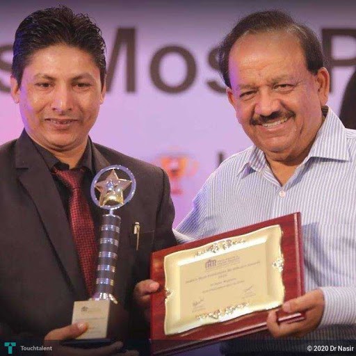 Nasir Mughees receiving a national healthcare award from Dr Harsh Vardhan